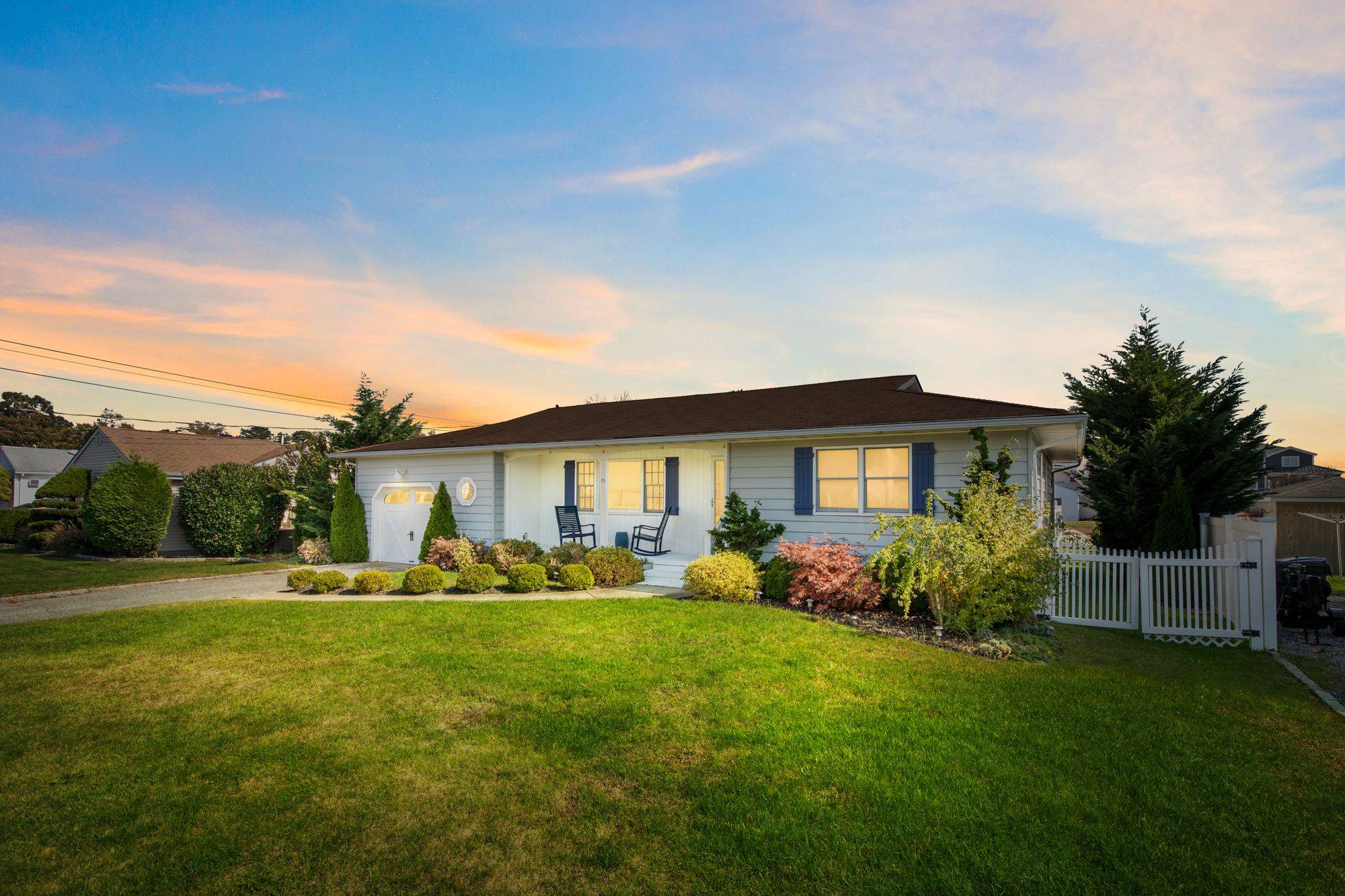 EAST QUOGUE WATERFRONT DELIGHT!