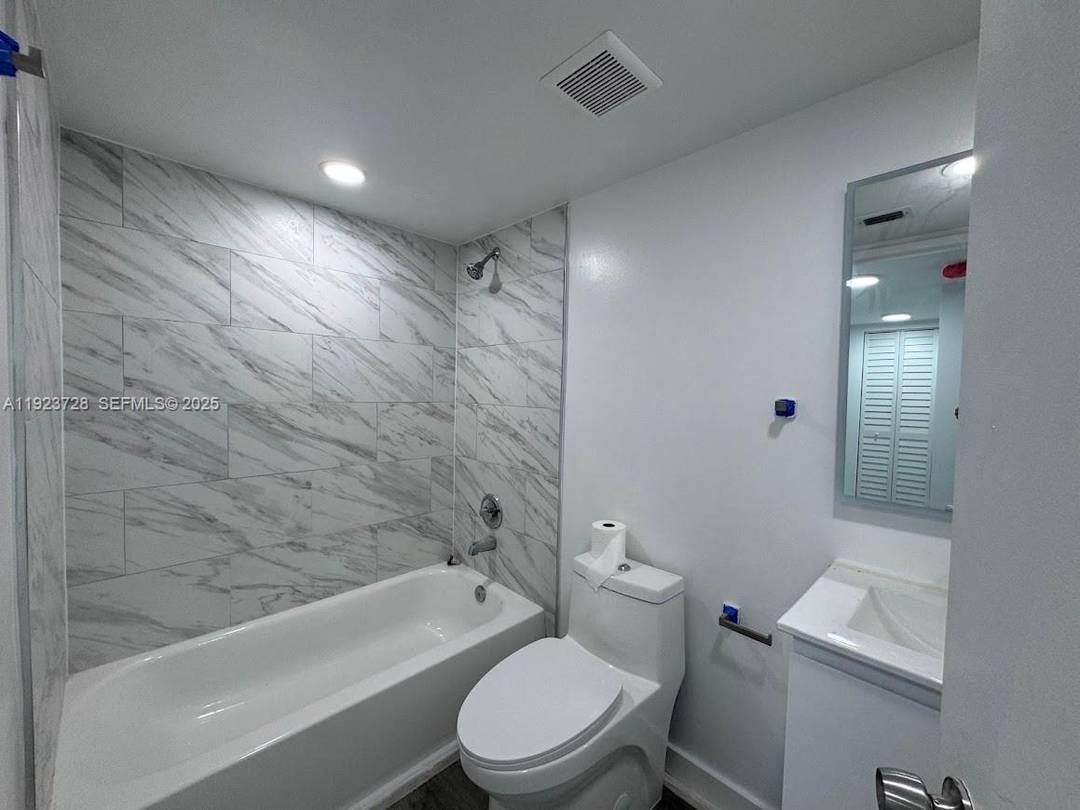 Experience urban living with this 2 bedroom, 2 bathroom corner unit with renovated bathrooms and a nice view, located in Miami's Downtown, dynamic Arts amp ; Entertainment District.