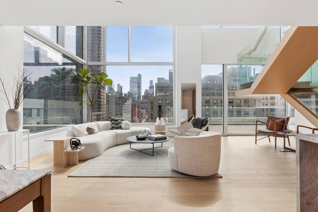 SIVA Tower, designed by Pritzker Prize winning architect A lvaro Siza with interiors by Gabellini Sheppard, is a rare architectural landmark on Manhattan s West Side.