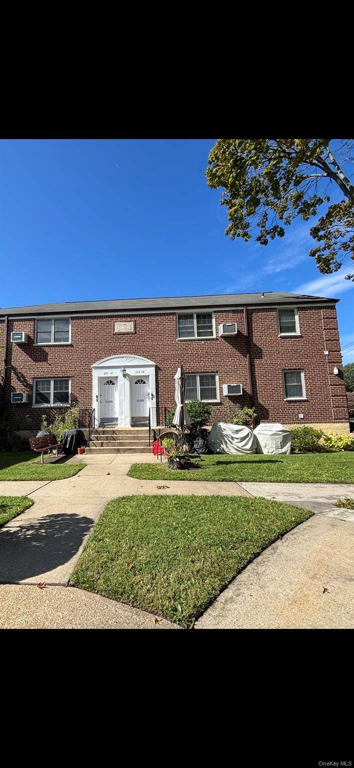 Welcome to this bright amp ; spacious 2 bedroom unit in the highly sought after Deepdale Gardens community s 1st floor unit in Blue Ribbon school district.