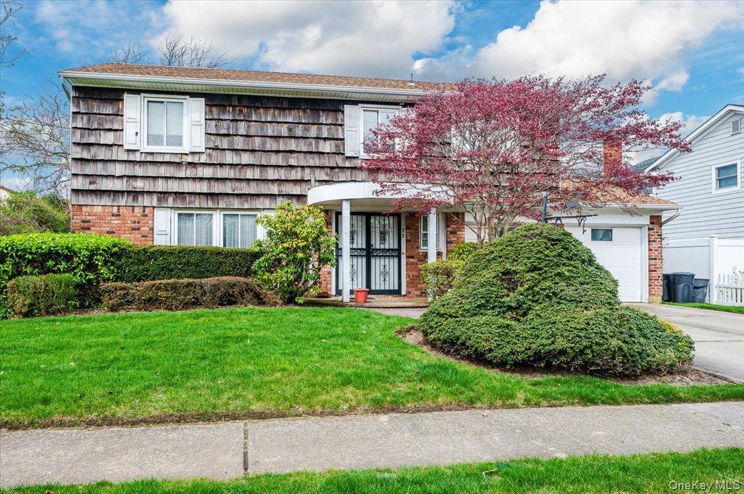 4BR 2. 5BA Beach Block Beauty.