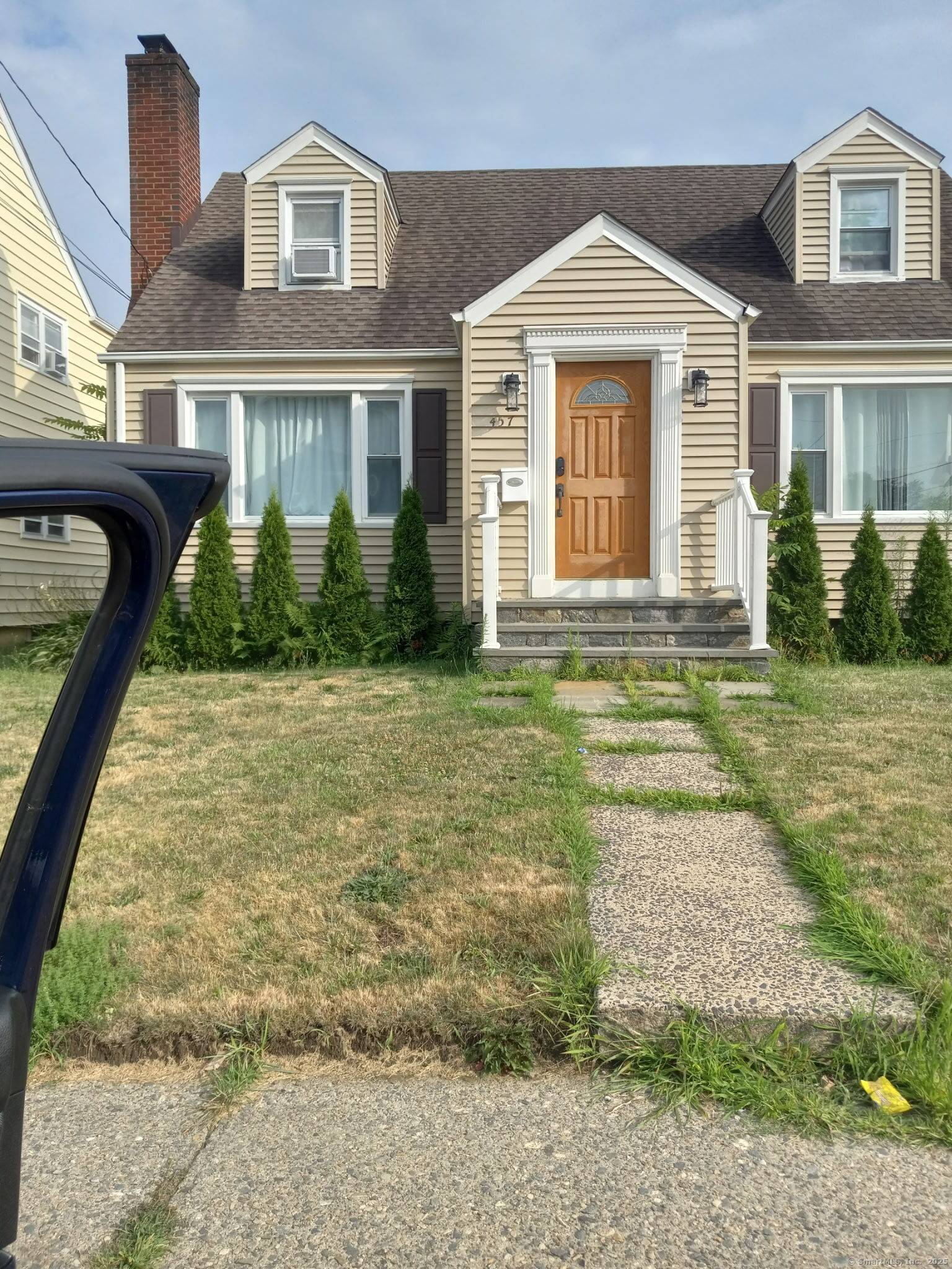 Prime location ! Welcome to 457 Summit Street, Bridgeport CT.