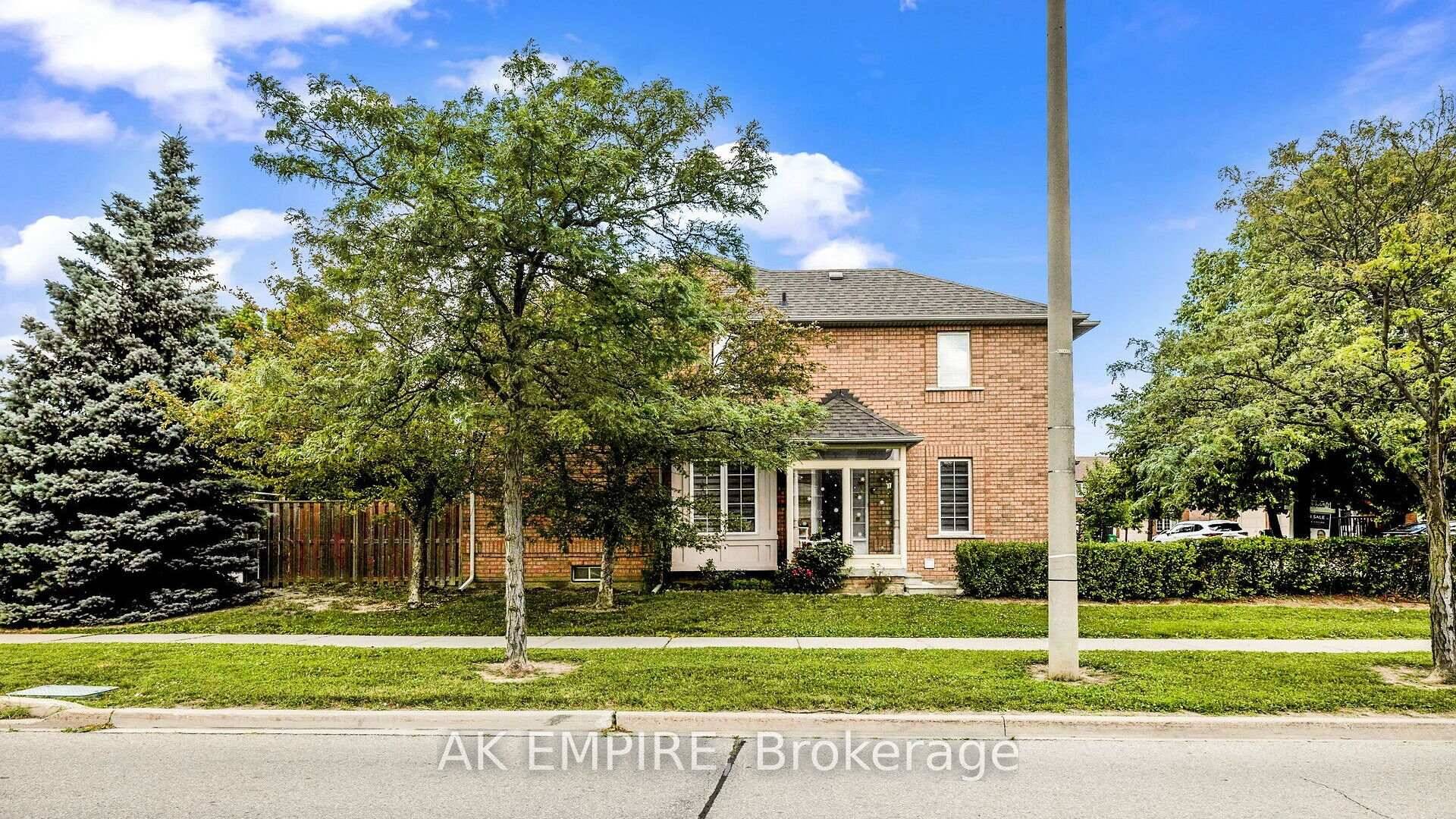 Welcome to this stunning corner 2 Storey, 3 bedrooms townhouse end unit with finished large basement, Bright and beautiful great size Kitchen with Walk out to the completely renovated backyard.