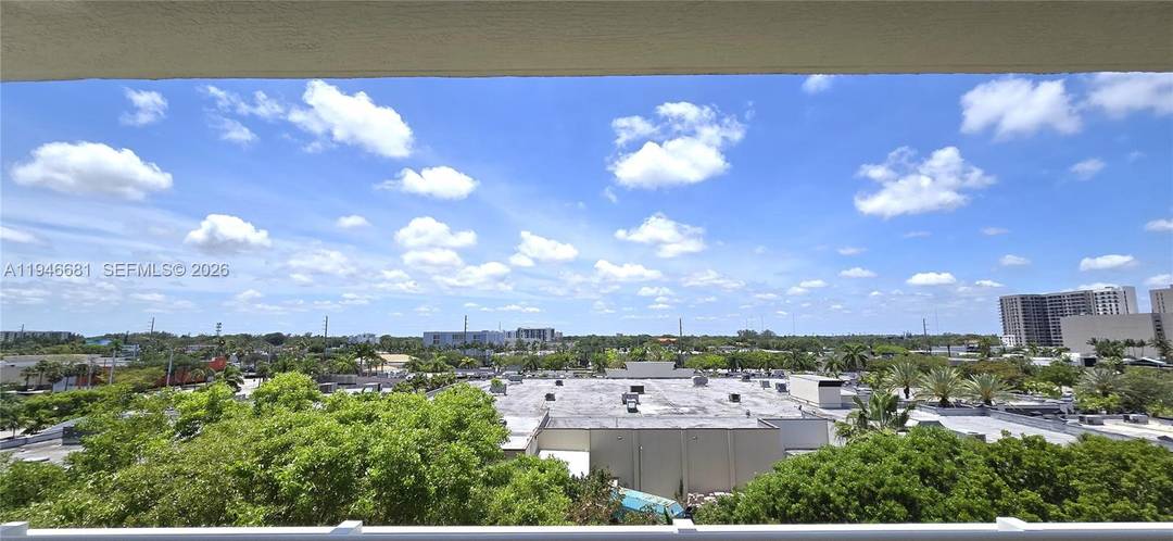 LOWEST PRICED 3 BEDROOM CORNER UNIT IN THE HEART OF AVENTURA !