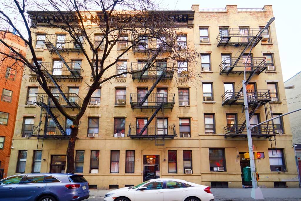 APARTMENT FEATURESQueen Sized BedroomsStainless Steel AppliancesDishwasherExposed BrickWood Kitchen CabinetsMicrowaveSpaciousCloset SpaceHardwood FloorsSoak in TubBUILDING NEIGHBORHOODLaundry in BuildingResponsive ManagementTRANSPORTATIONSteps away from t