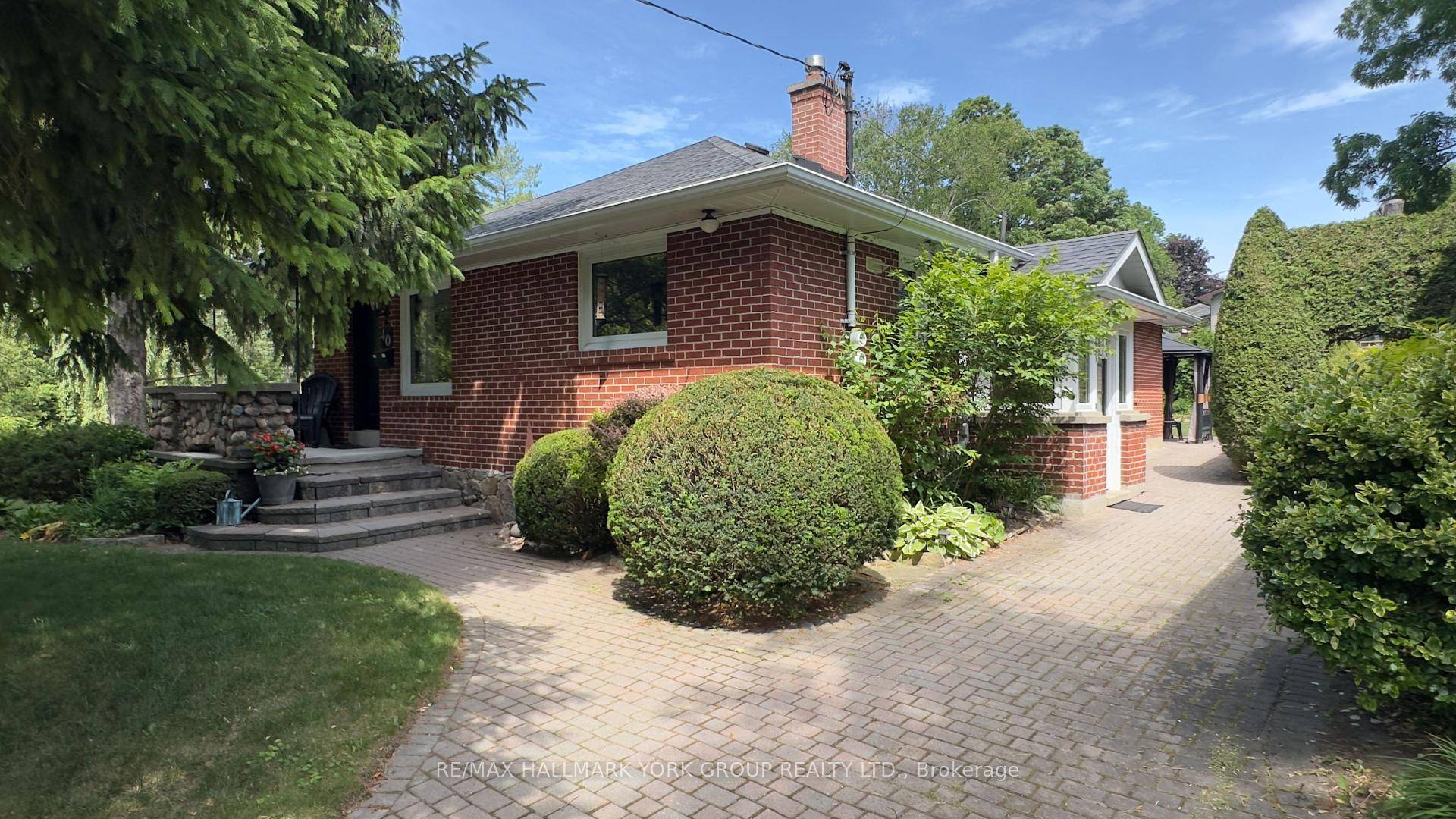 A One Of A Kind Property In Aurora's Most Sought After Neighbourhood !