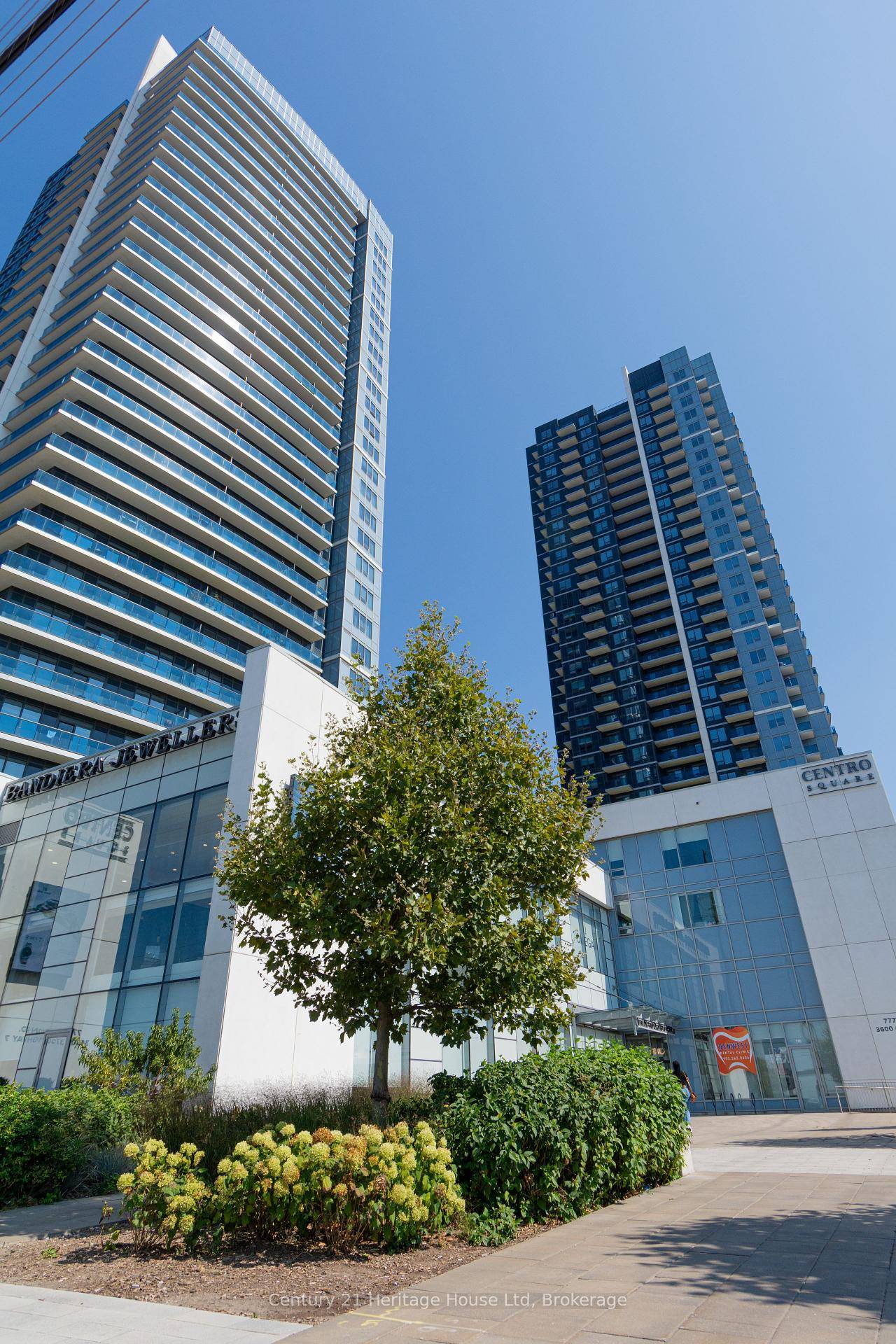 Welcome to the prestigious Centro Square Condos in the heart of Vaughan !