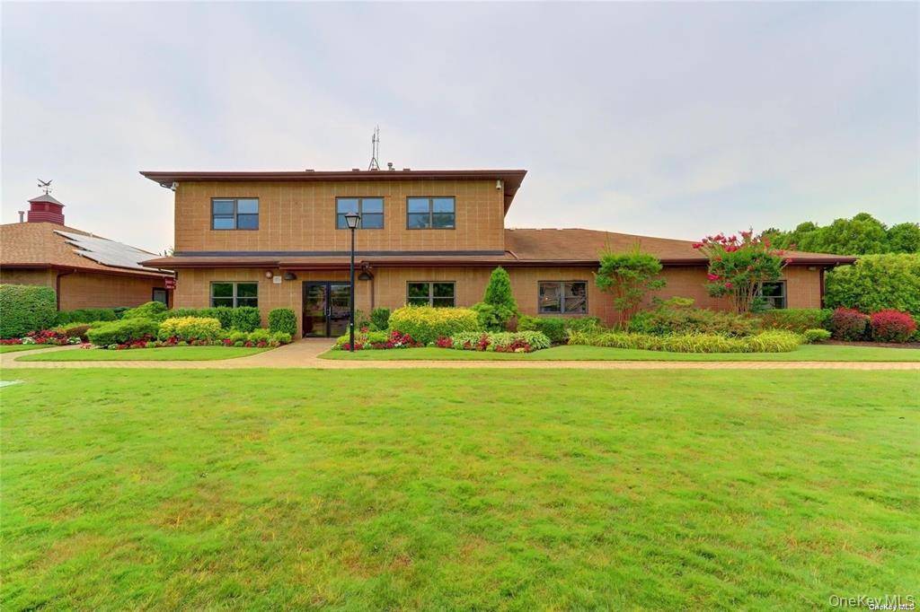 Beautiful 2nd floor large one bedroom master suite with walk in closet.