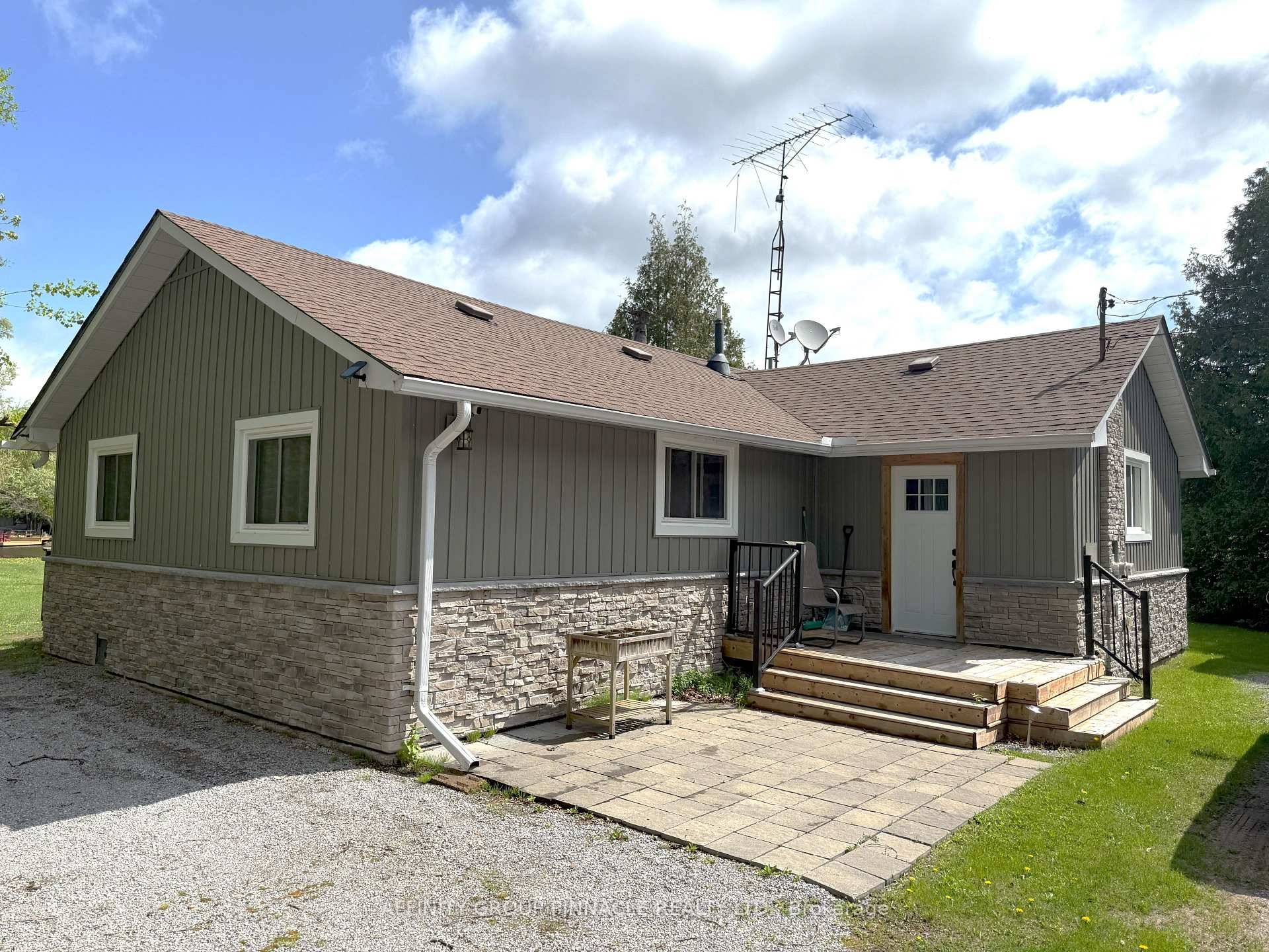 Chemong Lake Big lake views, 190ft of waterfront, and a deep, private approximate 0.