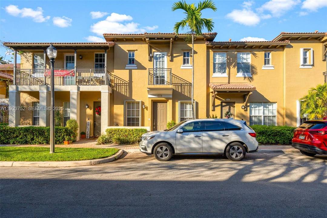 Opportunity in the Cobblestone community of Pembroke Pines, conveniently located just off Pines Blvd and I 75.