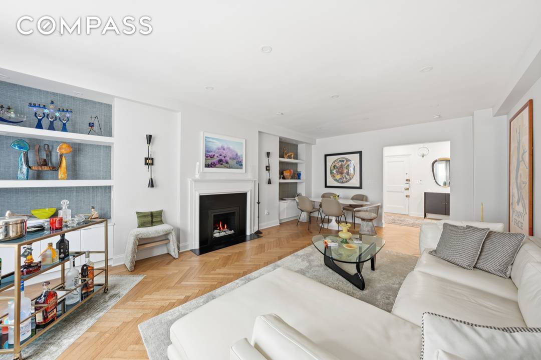 A beautifully renovated, full service pre war condominium just two short blocks from Central Park, this elegant residence blends timeless architecture with modern comfort in one of the Upper East ...