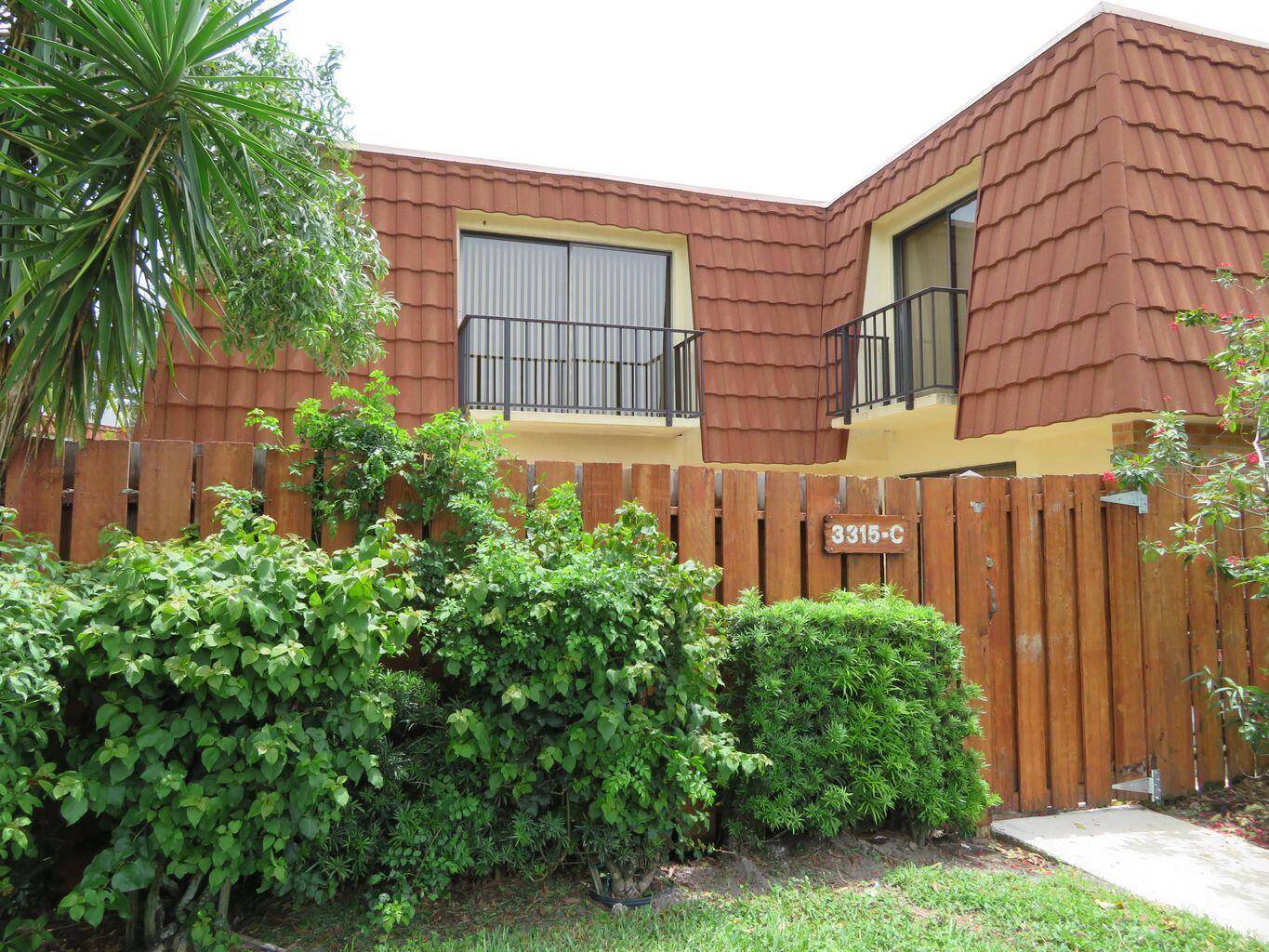 This courtyard townhome is conveniently located in Delray Beach within minutes to schools, beaches, highways, shopping and emergency services.