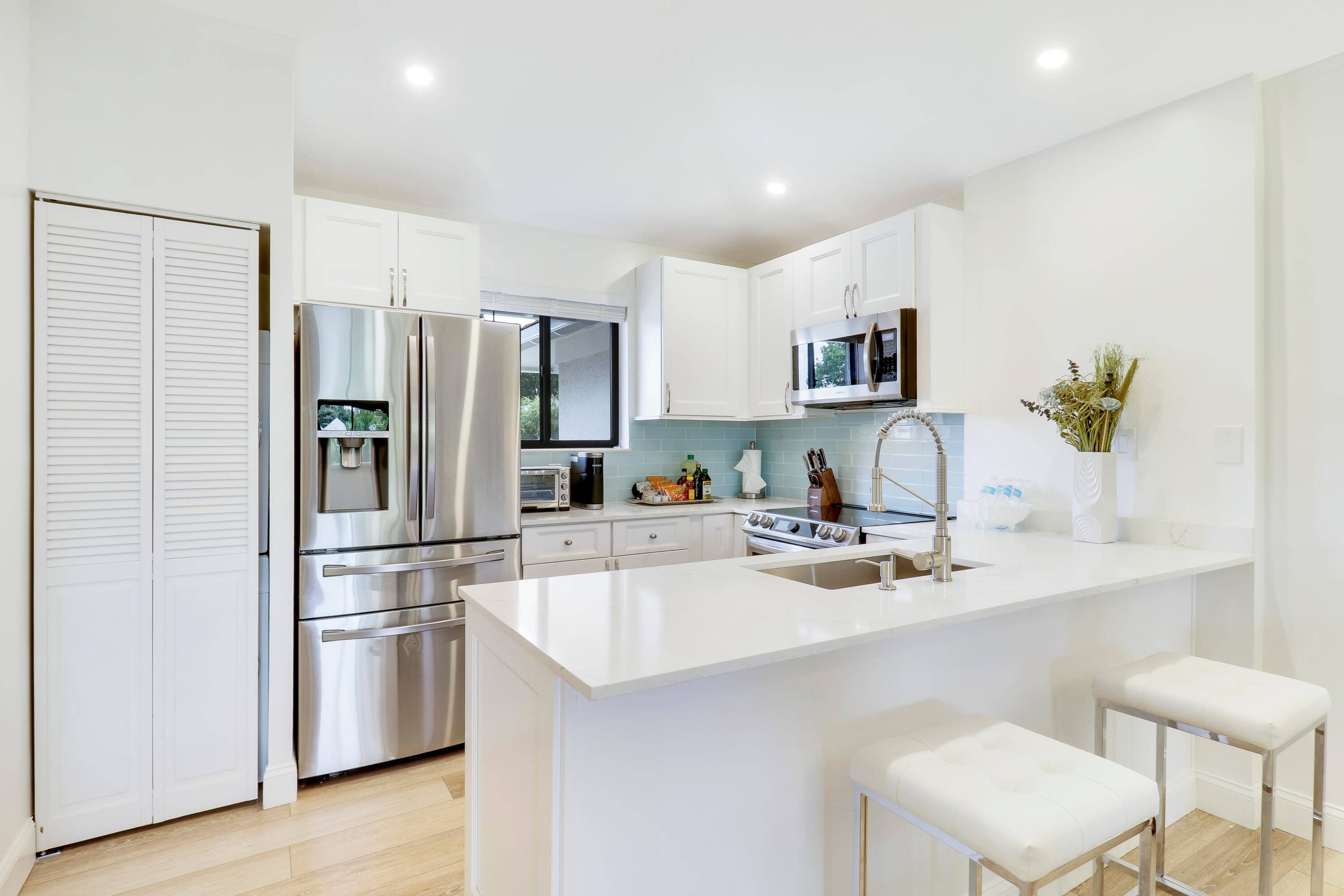 Welcome to 302 Club Drive, a charming 2 bedroom, 2 bathroom cottage in Palm Beach Gardens' exclusive gated PGA National community.