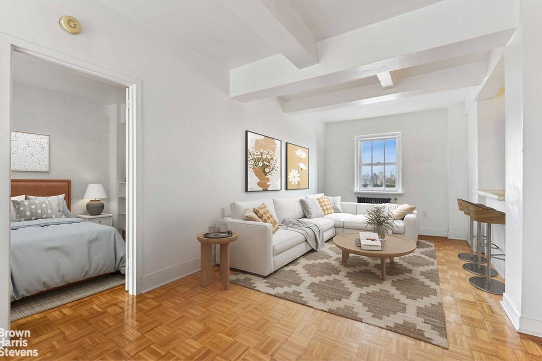 Spacious One Bedroom with Park, City and River Views Bathed in natural light and featuring soaring ceilings, this oversized, prewar one bedroom home offers wonderful views of Central Park, the ...