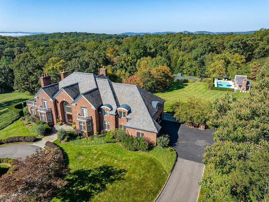 Inspired by the historic manor houses of the Hudson Valley, Sleepy Hill is a hilltop estate on over 10 sprawling acres.