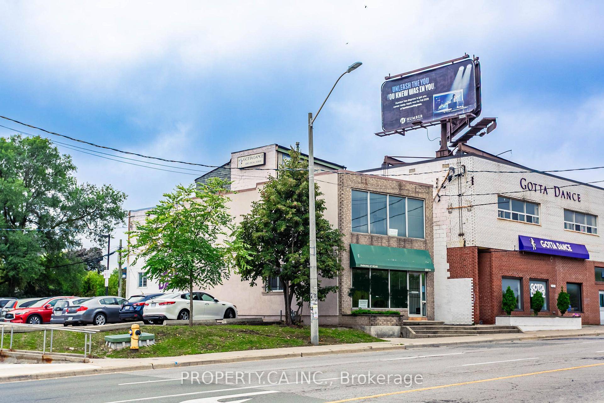 Prime second story office space on Dundas St.