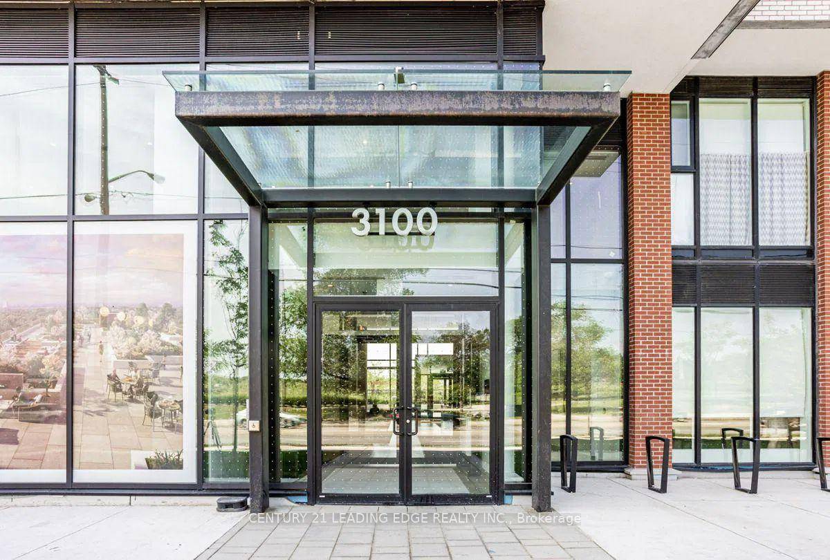 Modern 2 Bed, 2 Bath Condominium in Prime Toronto Location 916 Sq.