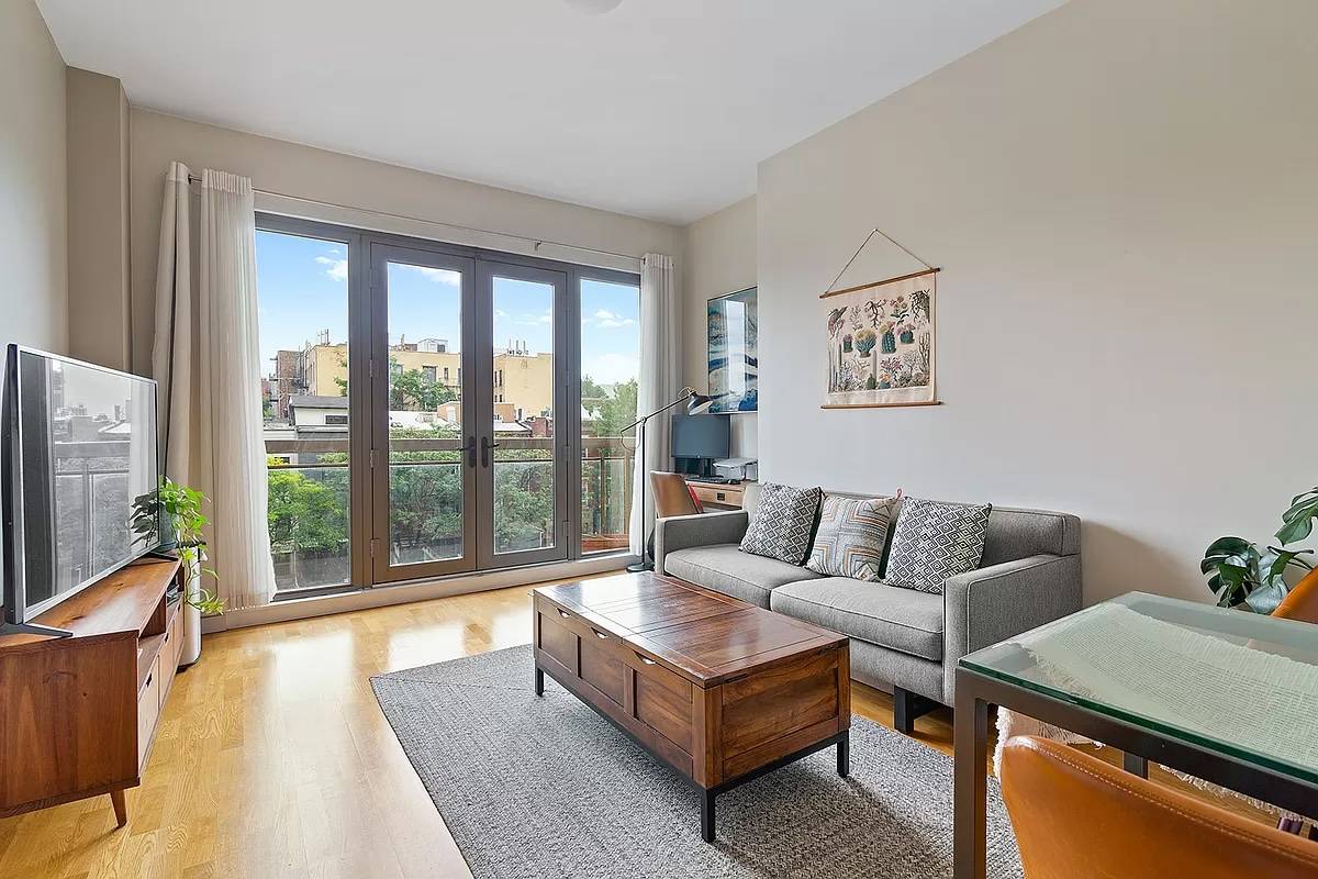 This stunning one bedroom home is located in the luxurious 500 4th Avenue condominium in Park Slope.