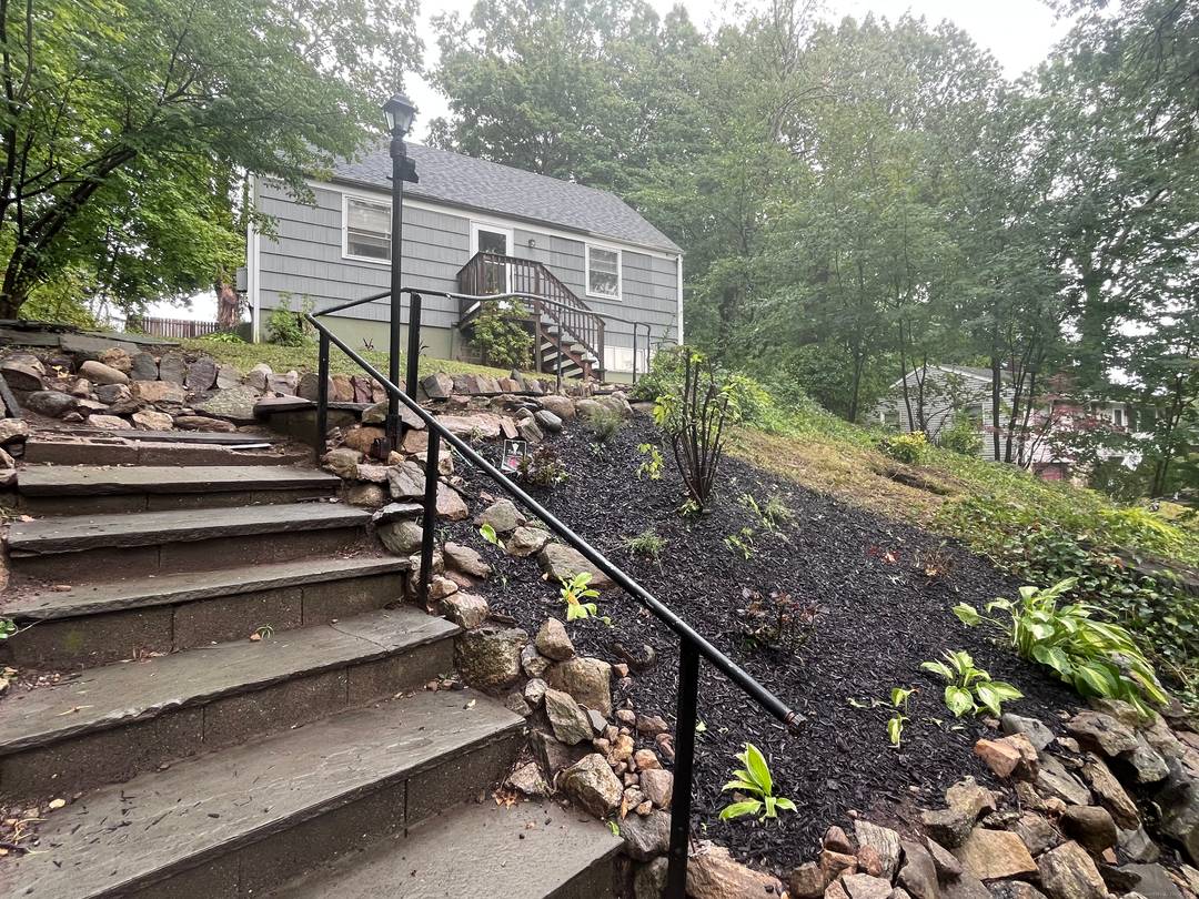 Just Unpack ! Recently remodeled kitchen and bath, updated interior, refinished hardwood floors, freshly painted, cozy backyard, and a fantastic East Norwalk location make this pristine 4 bedroom Cape the ...