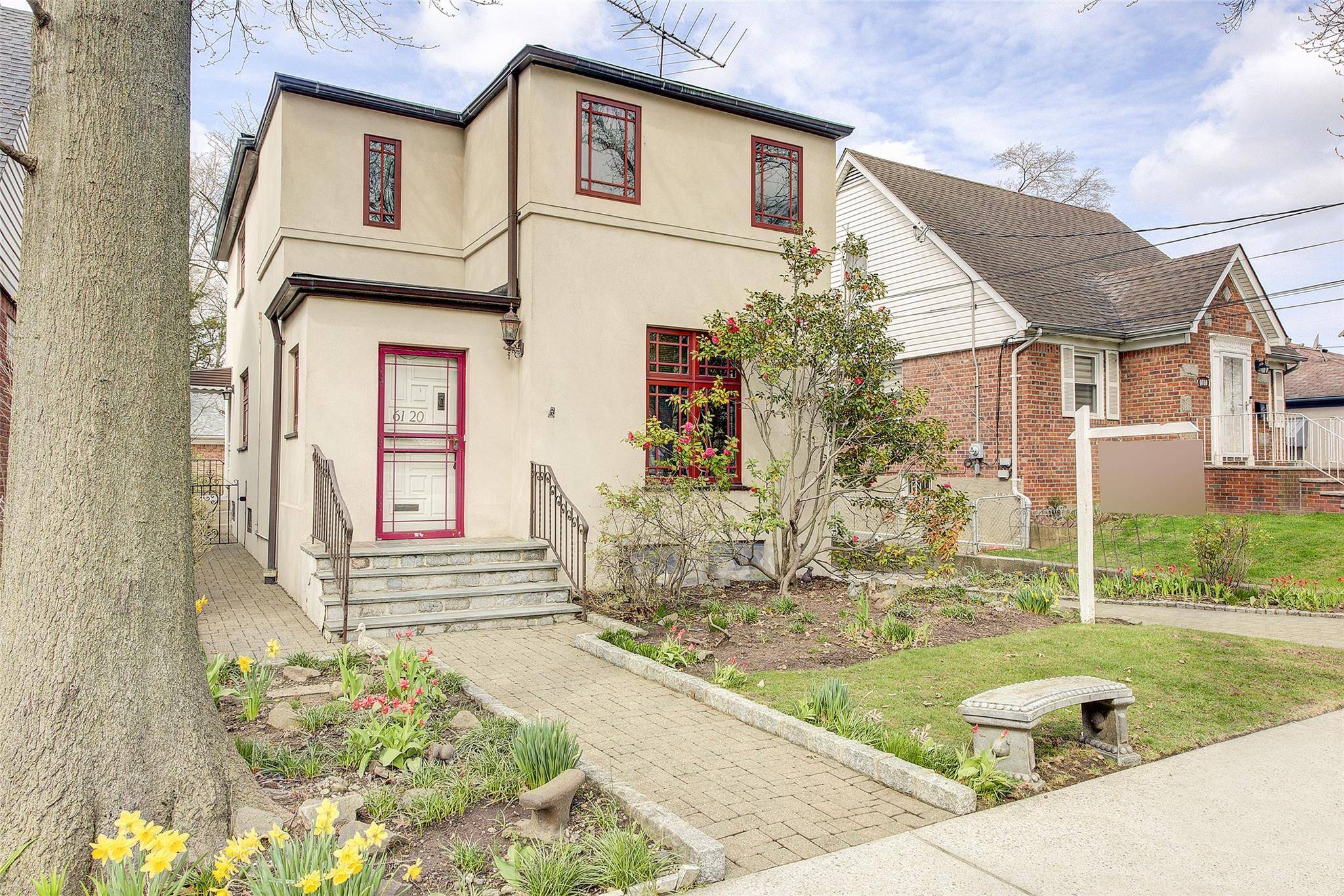 Welcome to this charming detached stucco home, perfectly positioned on a spacious 40x100 lot in desirable Bayside.
