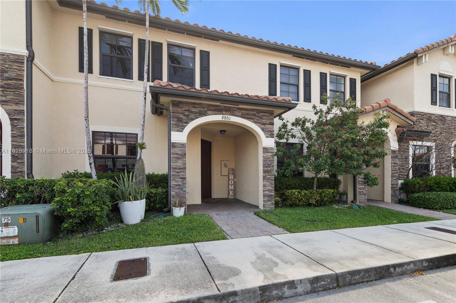 In the stunning Aragon community you will find this beautiful 3 bedroom 2 1 2 bathroom townhome that you don't want to miss.