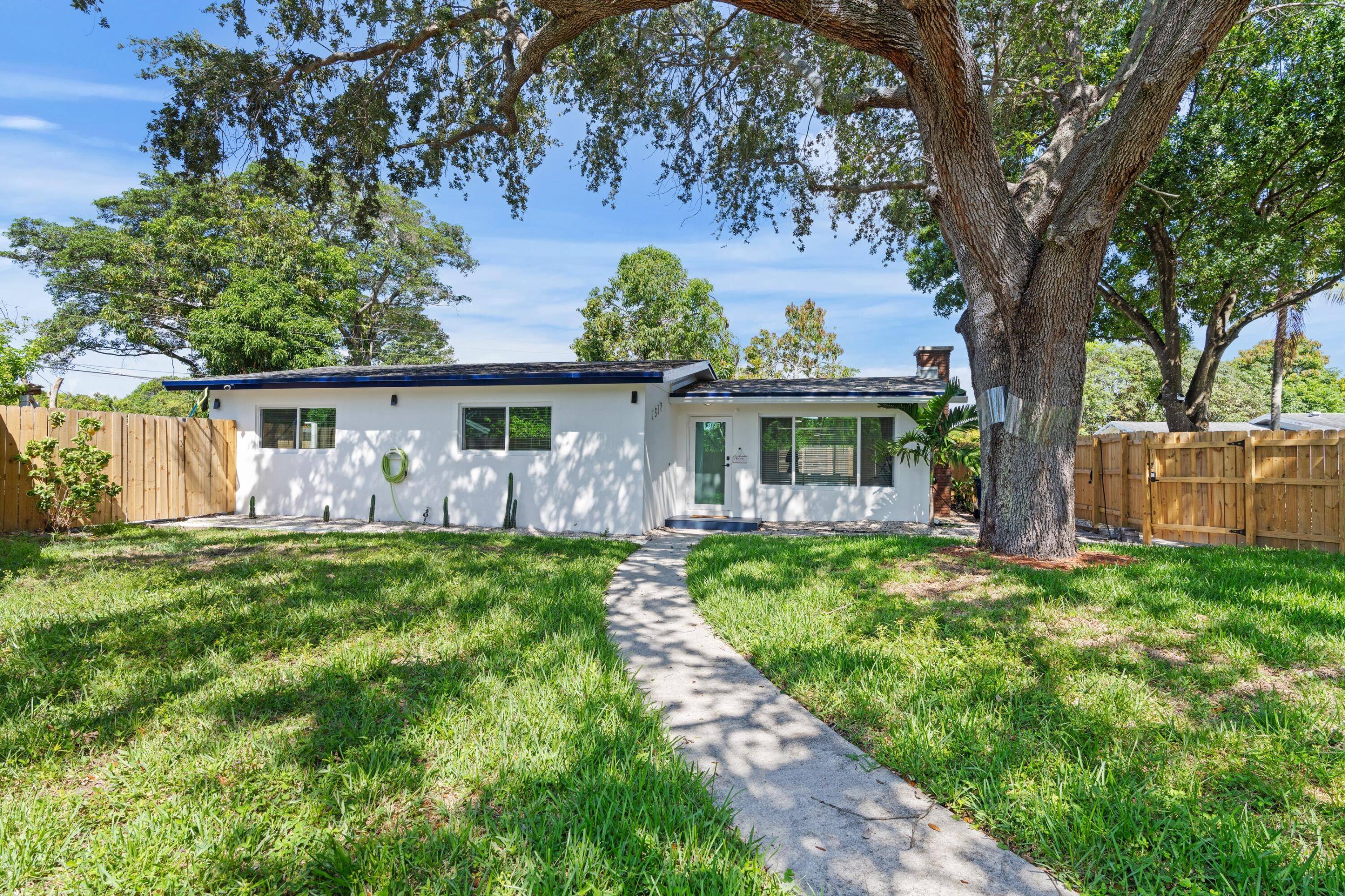 SEASONAL OR ANNUAL RENTAL FURNISHED OR UNFURNISHED ABSOLUTELY GORGEOUS RENOVATED SINGLE FAMILY HOME OVERSIZED LOT PRIME FORT LAUDERDALE LOCATION Bright Open Floor Plan LED Recessed Custom Lighting Crown Molding Faux ...