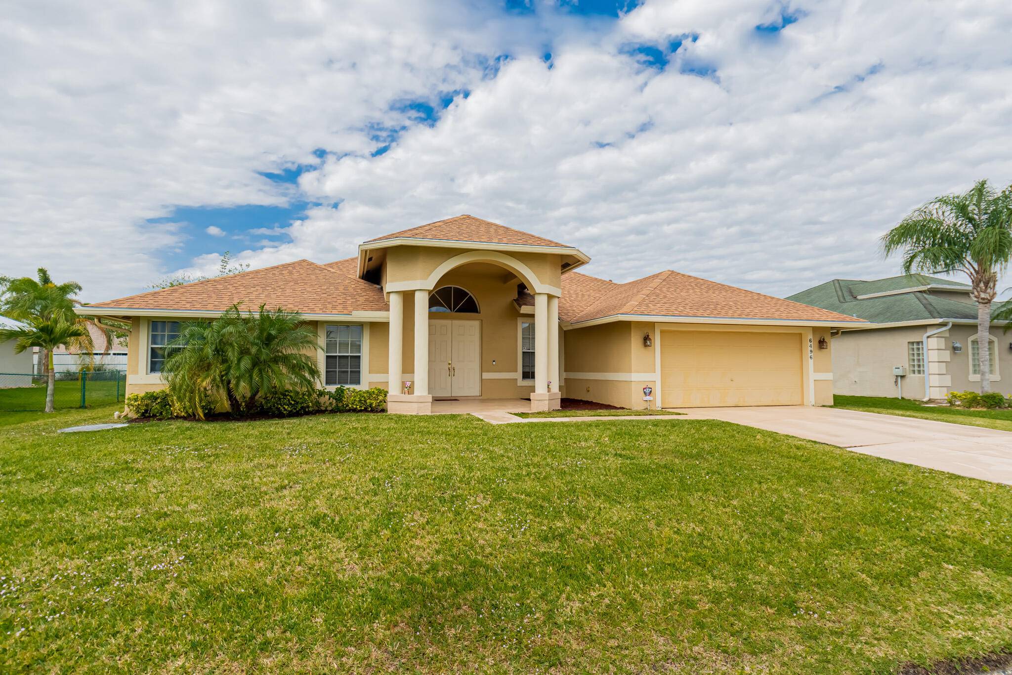 Spacioius 5 bed, 3 bath, 2 garage home in Torino !