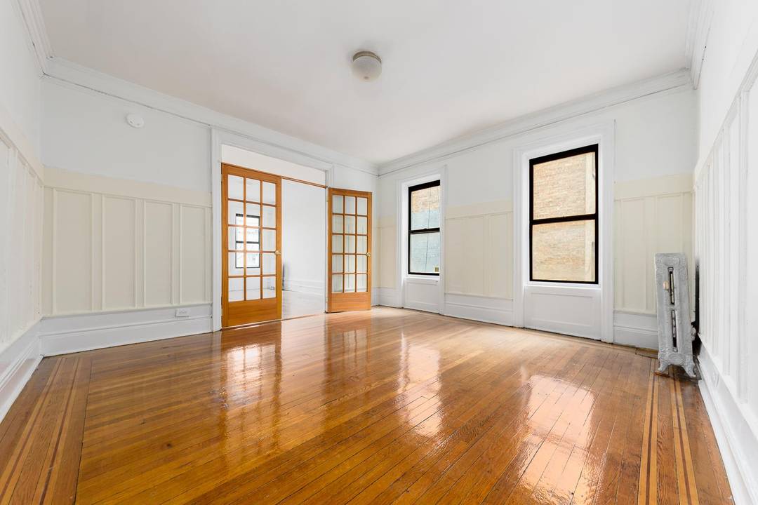 Bright amp ; Spacious 2BR Sponsor Unit for Sale in Prime Morningside Heights Elevator amp ; LaundrySPONSOR UNIT NO BOARD APPROVAL1st Available Sponsor Units in the building in 25 years ...