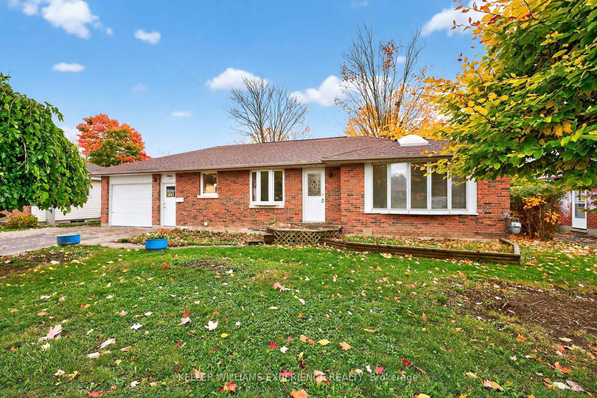 Charming all brick bungalow in a highly desirable south Barrie location, backing directly onto Warnica Public School's track no rear neighbours and a beautiful open view.