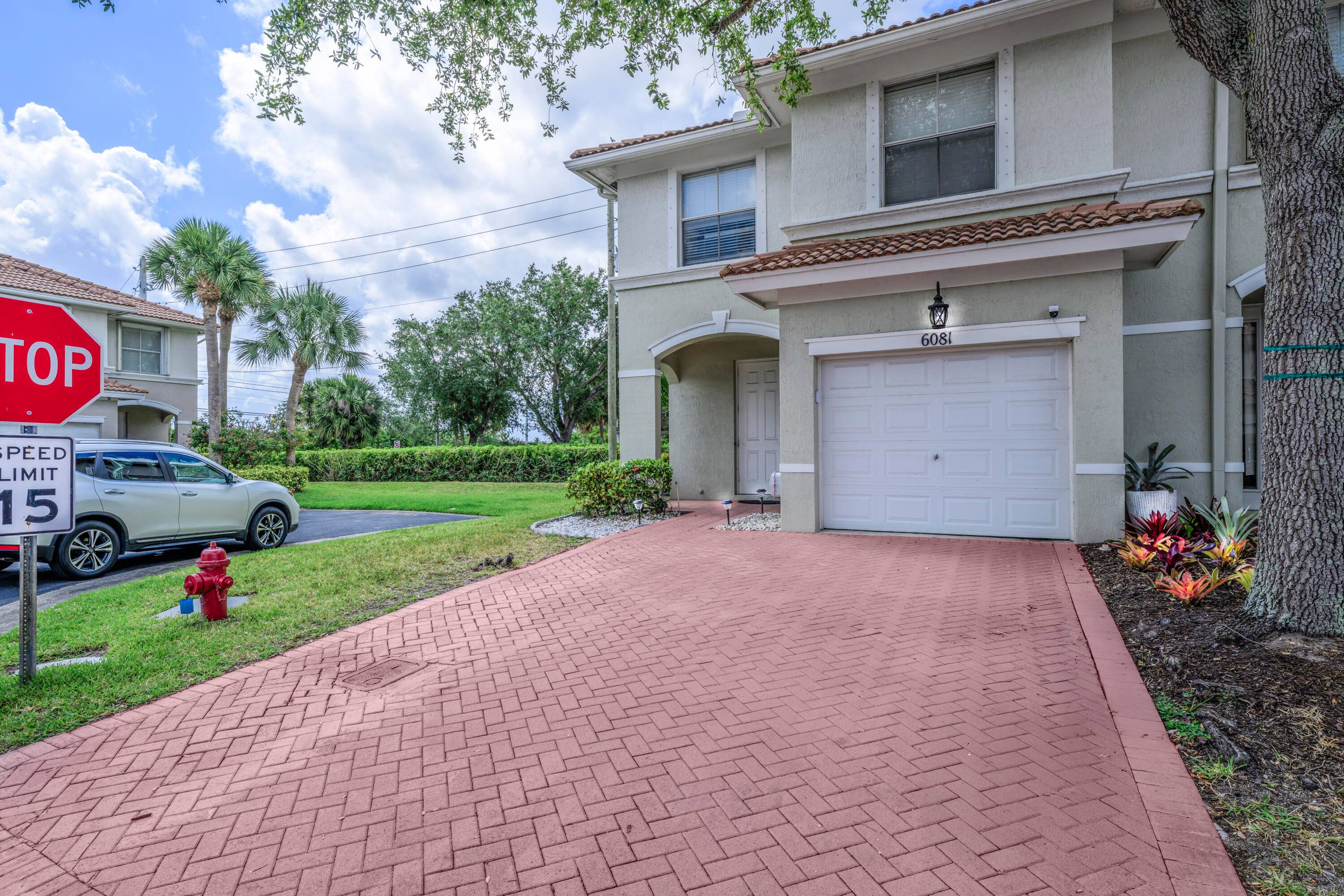 Spacious Corner Lot Townhome in Prestigious Seminole Gardens, WoodbineWelcome to this beautifully maintained 3 bedroom, 2.