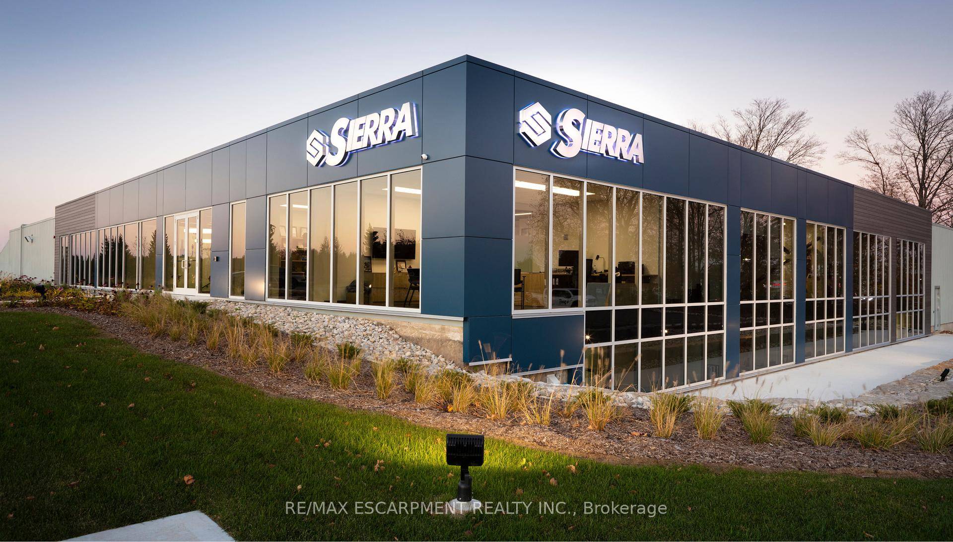 DUNDAS STREET OFFICE SPACE PRIME LOCATION IN WOODSTOCK, ON Step into this freshly renovated office located on a high visibility corner lot in the heart of Woodstock, Ontario.