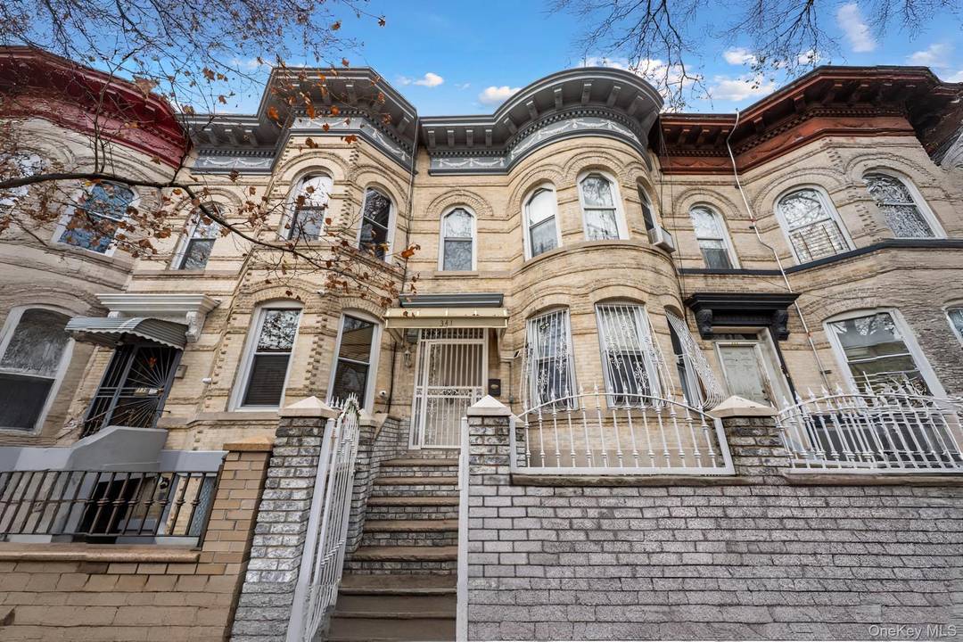 Stately Bushwick Brownstone Seven Bedrooms, Original Details, Multifamily Layout Welcome to this grand brownstone tucked along one of Bushwick s most charming, tree lined blocks.