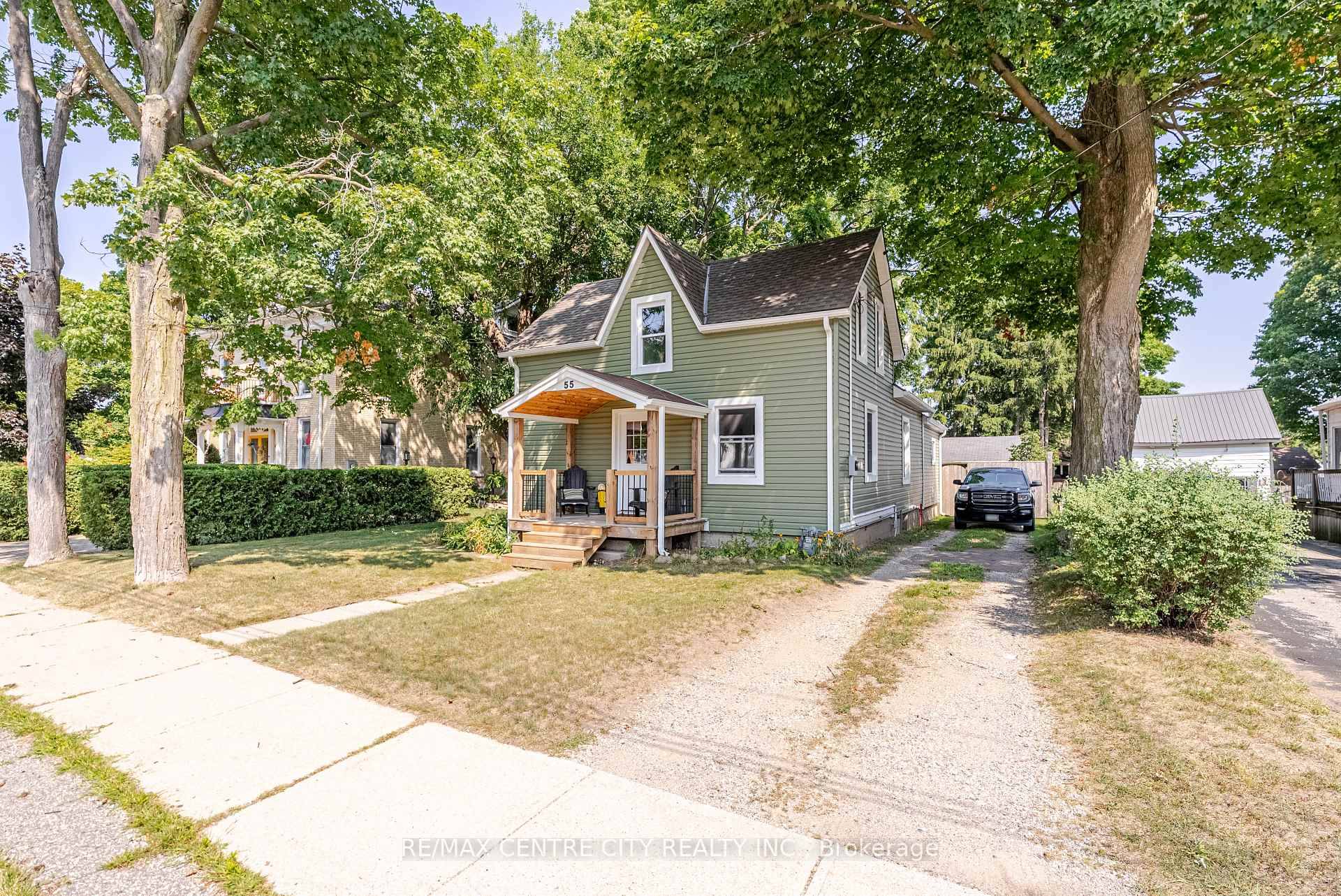 The ideal starter home ! This 3 bedroom, 1 bath home is centrally located in a historic section of Aylmer and is easily walkable to shopping, schools, churches and parks.
