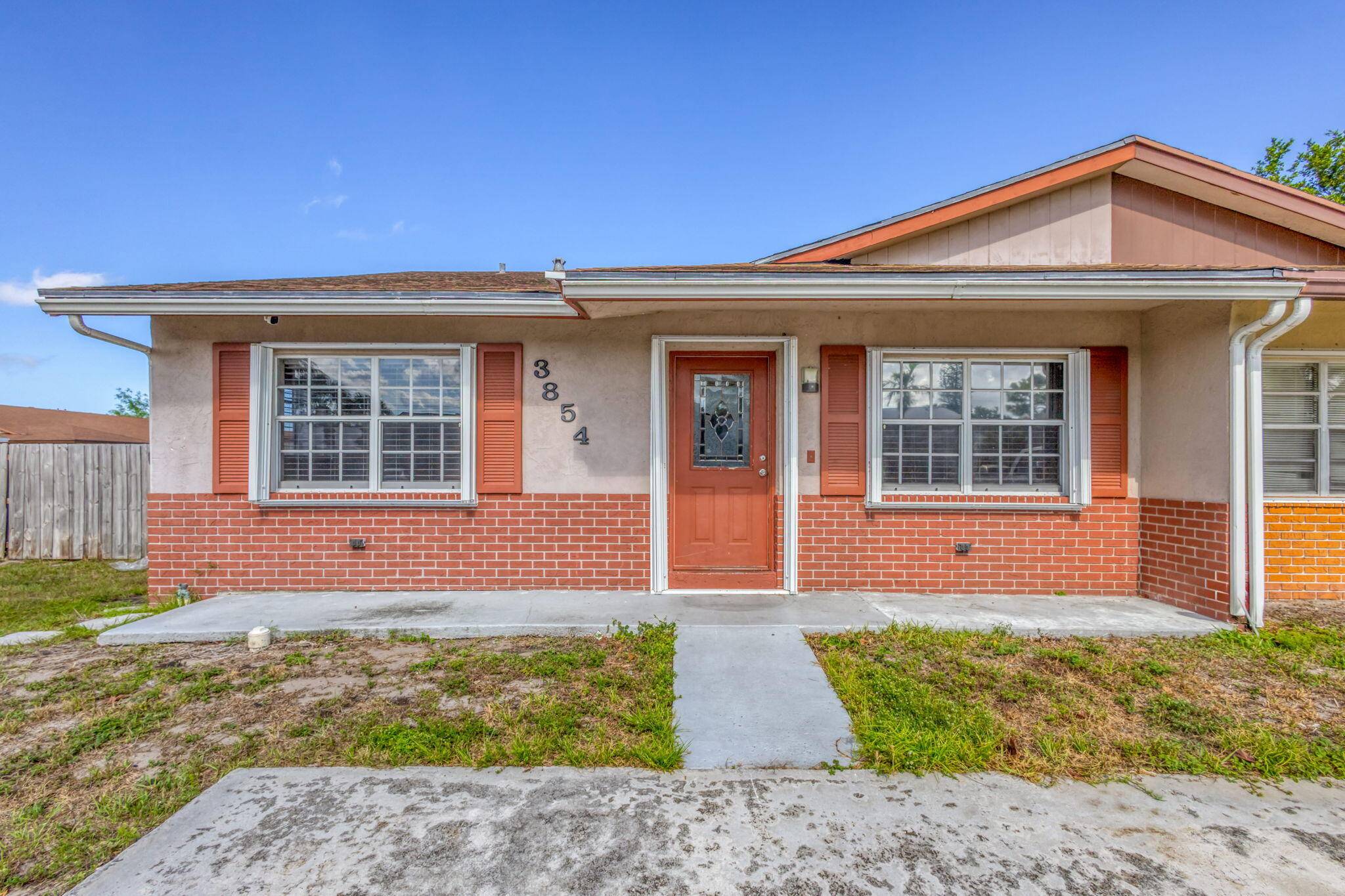 Charming 3BR 2BA Half Duplex in a Prime Palm Beach Gardens Location !