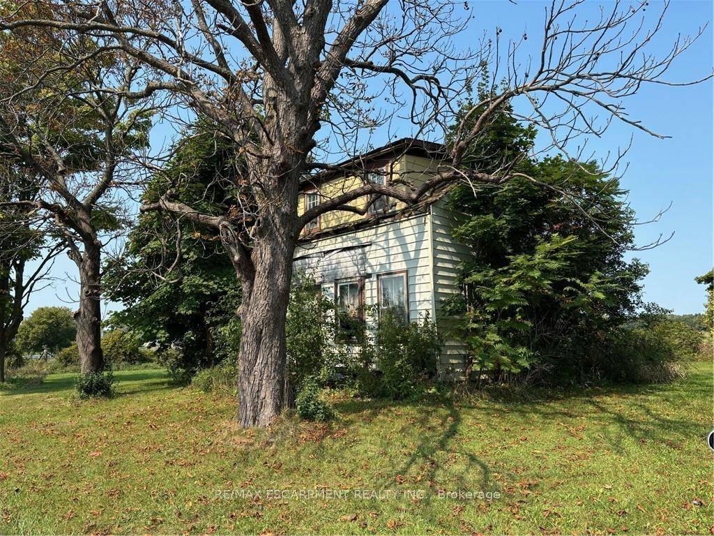 Fantastic building lot on paved road, 15 minutes to Cayuga or Dunnville, close to Lake Erie offers 130x315ft of rolling greenspace, dotted with mature trees and surrounded by farm fields.