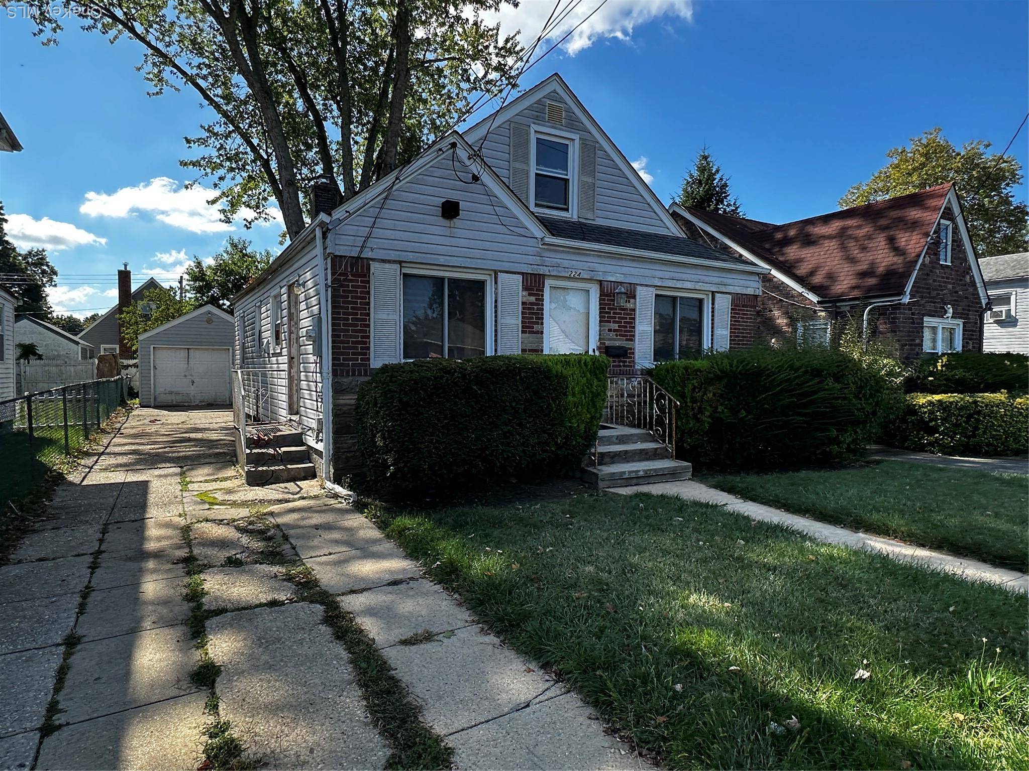 Welcome to Hempstead ! 224 Windsor Parkway awaits enjoy mid block location and the perfect slate to create your own vision.