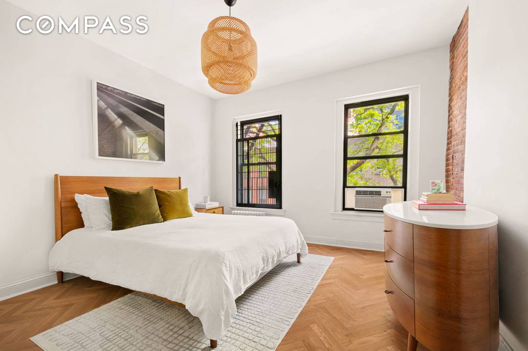 Turn key Chelsea one bedroom on a tree lined block with stylish finishes and thoughtful modern updates.