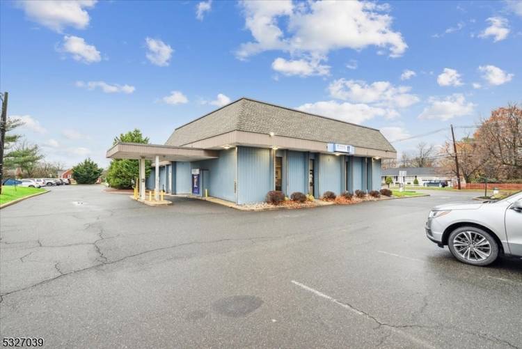 UNBELIEVABLE 2160 SF END CAP SUITE, FORMER BANK CREDIT UNION LOCATION WITH DRIVE THROUGH, TURN KEY FOR SAME USE, OTHER PERMITTED USES RETAIL SALES, MEDICAL OFFICES, CHILDCARE, RESTAURANTS, HIGH VISIBILITY ...