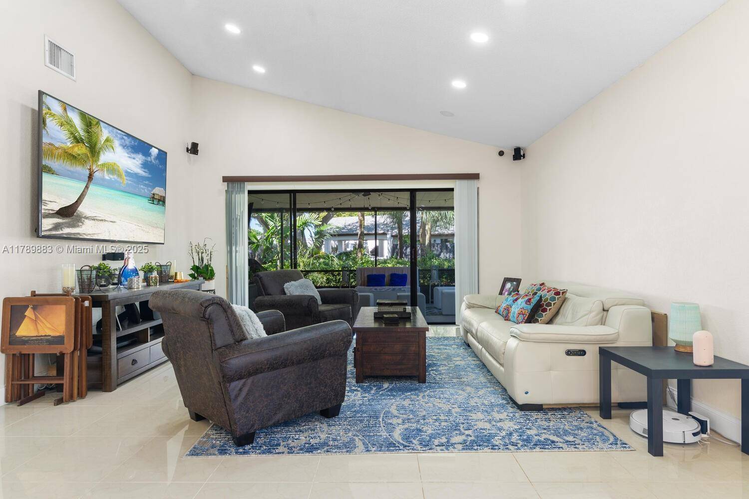 Beautifully Renovated 2 Bedroom Villa in Weston s Villas at Buenaventure 1, 500 Sq Ft !