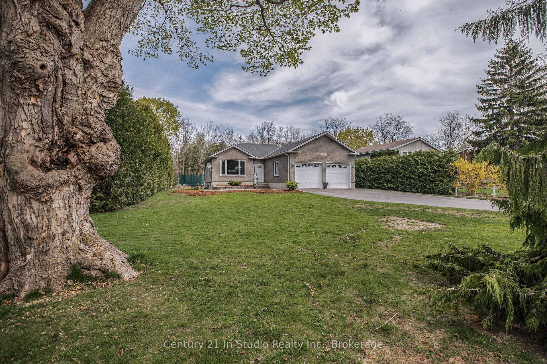 If you're craving the quiet of the country without giving up the perks of living in town, 406 Alice Street, delivers.