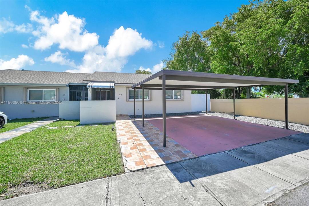 Beautifully maintained corner townhouse in Sweetwater featuring, accordion shutters, newer roof under 5 years, PVC plumbing, and high ceilings.