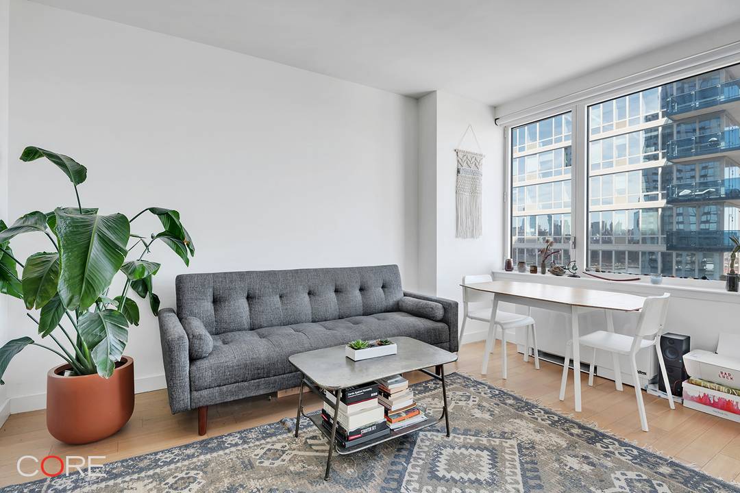 Residence 22E is a high floor studio bathed in natural light, with dramatic floor to ceiling windows with northern views stretching toward the East River waterfront.