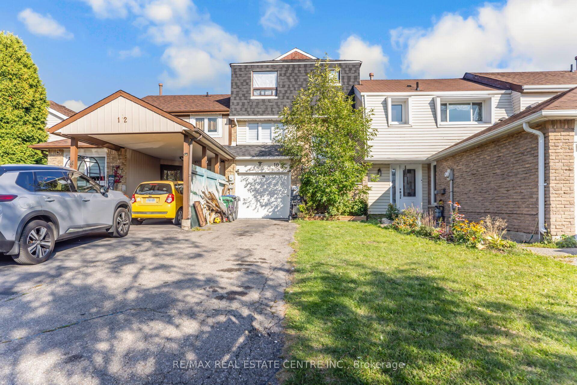 BRIGHT AND SPACIOUS FREEHOLD TOWNHOME IN A SOUGHT AFTER FAMILY FRIENDLY NEIGHBORHOOD !