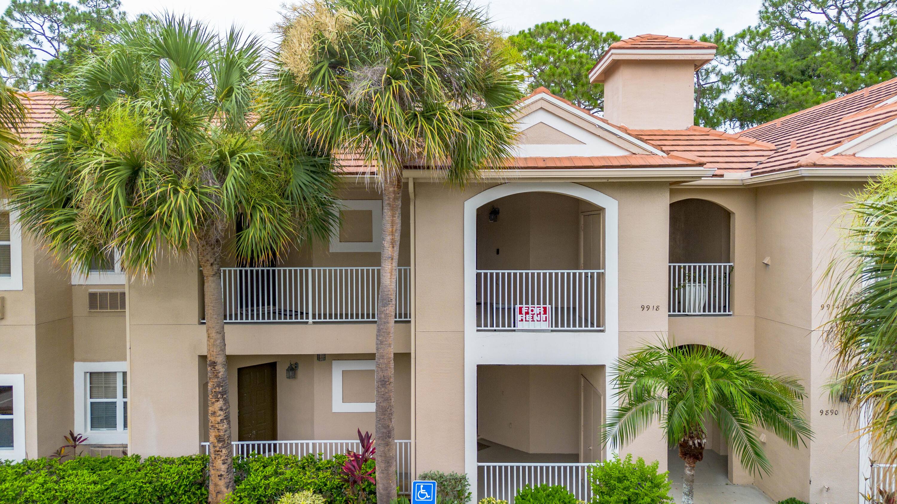 On 10th tee of the Ryder course, this updated and fully furnished 2 bedroom, 2 bath condo offers stunning western sunset views.