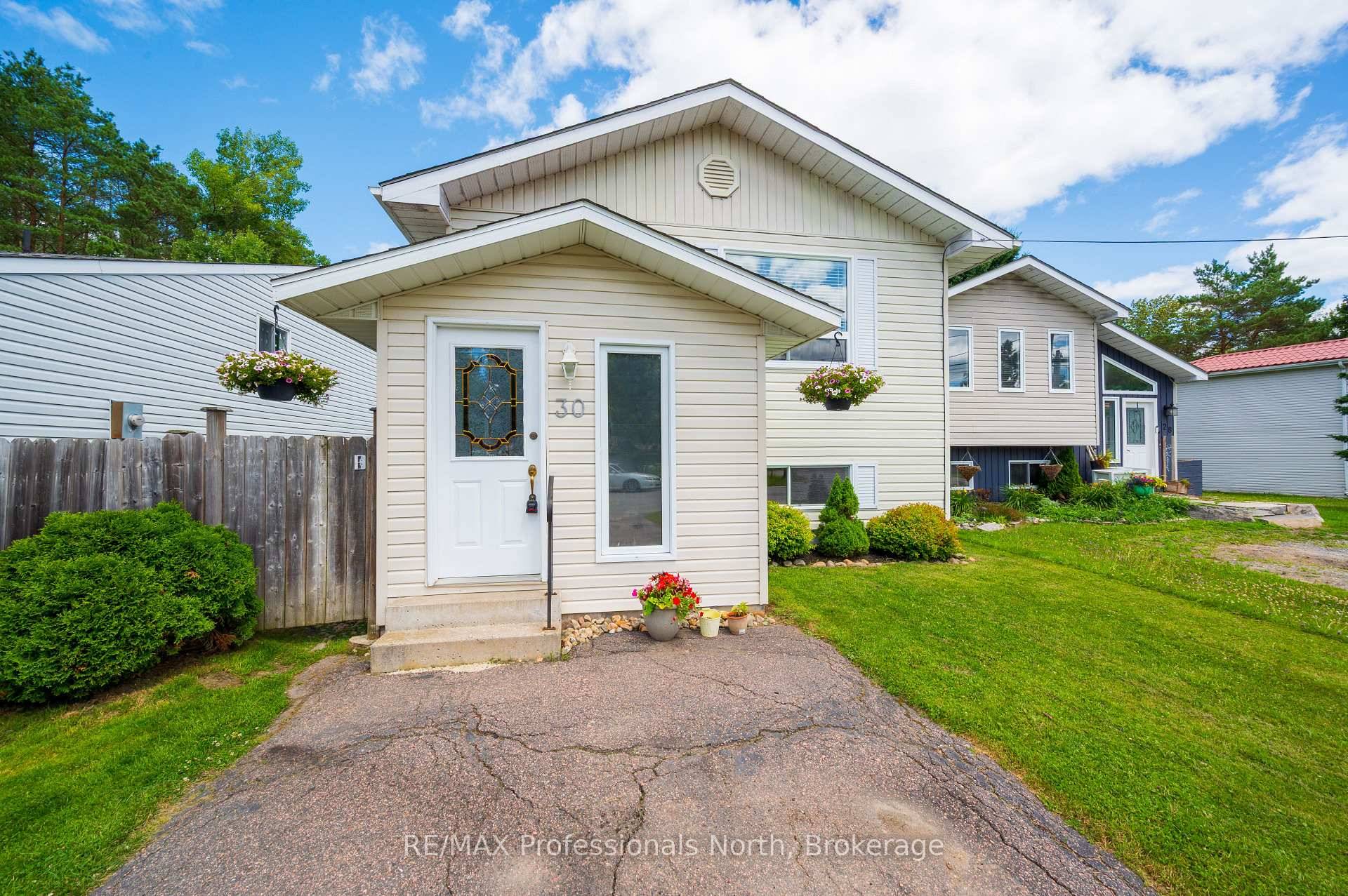 Welcome to this delightful in town home, ideally located in a family friendly neighbourhood just a short stroll from shopping, restaurants, schools, and Huntsville's vibrant downtown and beautiful River Mill ...