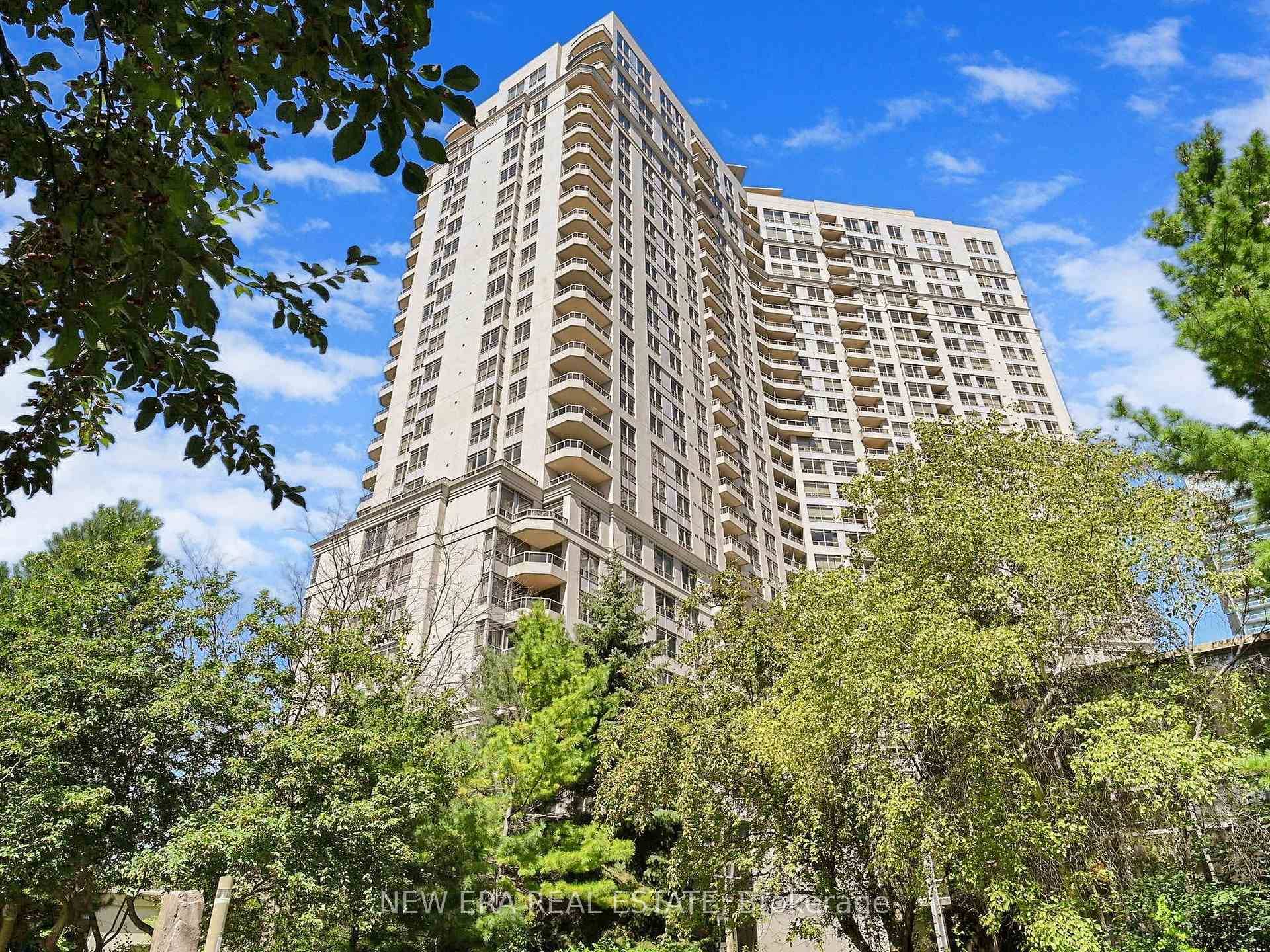 Welcome to luxury living in the heart of Mississauga !