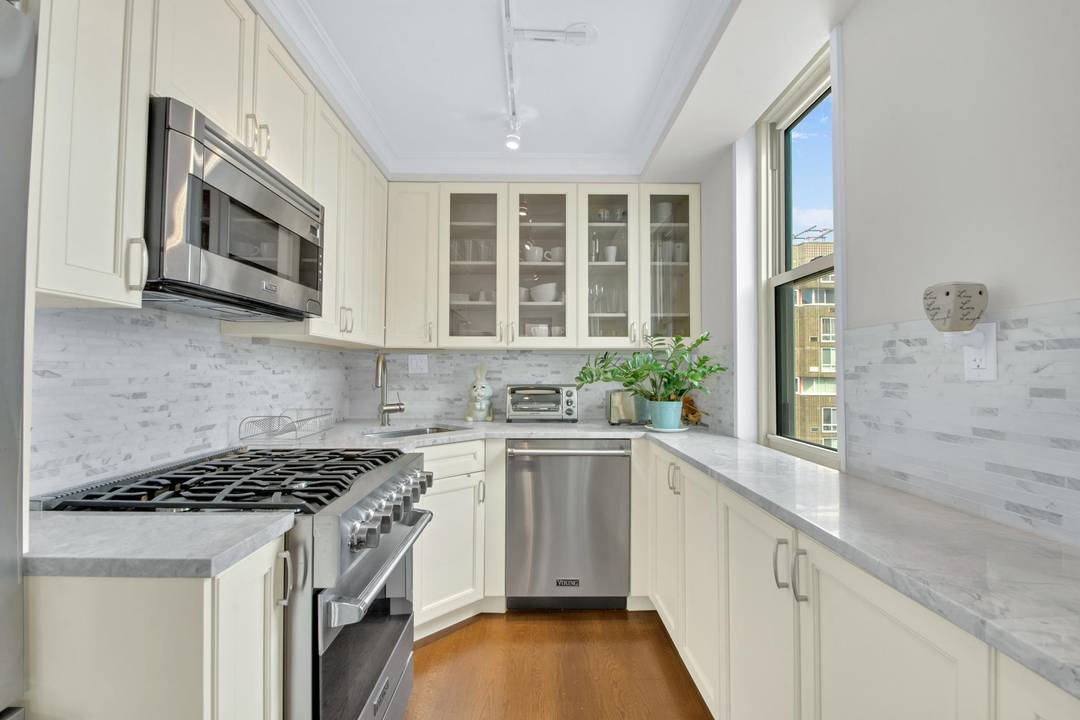 Welcome home to this spacious, sun filled, modern studio apartment !