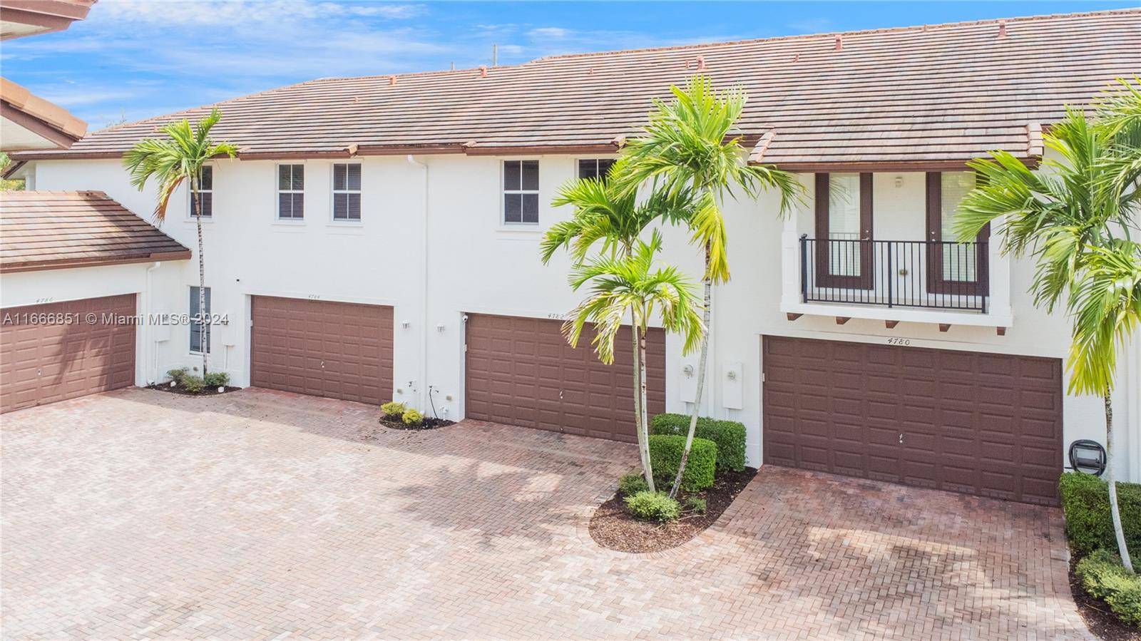 Price Adjustment ! Best investment opportunity in the area with this exceptionally maintained townhouse in the desirable Paloma Lakes community.