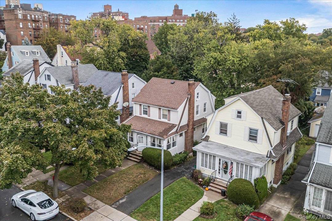 We are proud to present this unique one family house located in a great neighborhood of Kew Gardens on the border with Richmond Hill.