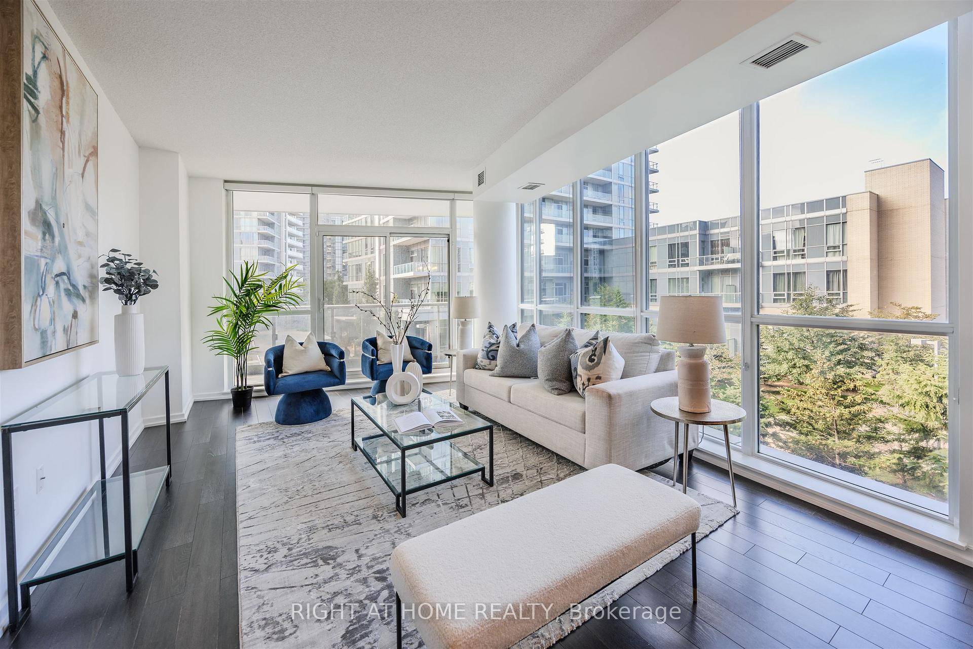 Welcome to an exquisite luxury condo, nestled in the prestigious Emerald City Community.